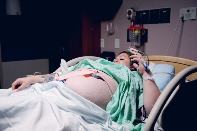 Bébé bouge beaucoup avant l’accouchement : un signe normal ? 13 accouchement