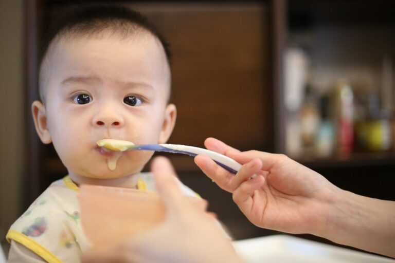 À quel âge bébé mange seul ? Étapes et conseils pratiques 33 bébé mange