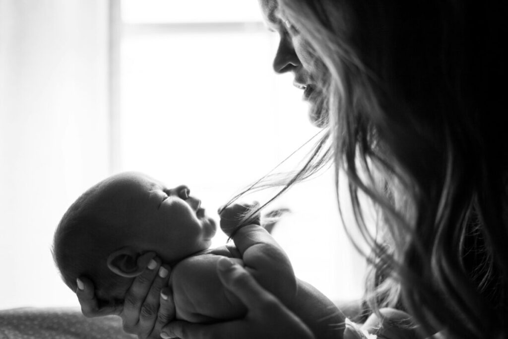 Bébé pleure quand on le pose : causes et solutions pour l'apaiser 2 Bébé pleure quand on le pose : causes et solutions pour l’apaiser