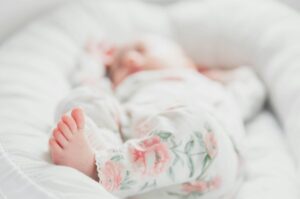 Bébé a du mal à expulser ses selles : comment l’aider ?