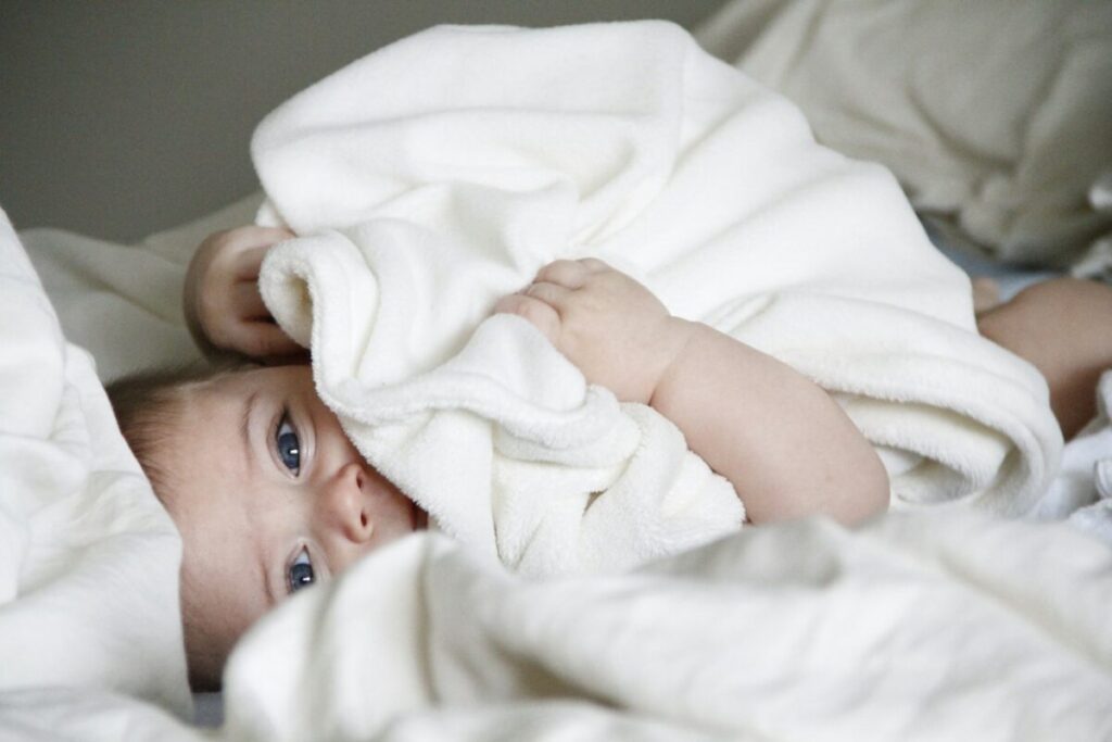 Comment reconnaître un bébé trisomique ? Signes et diagnostic