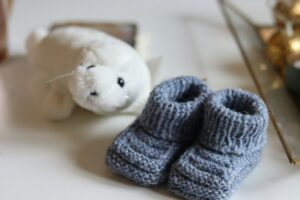 Tricoter des chaussons de bébé à l’aiguille : guide détaillé