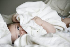 Comment habiller bébé dehors selon la température ?