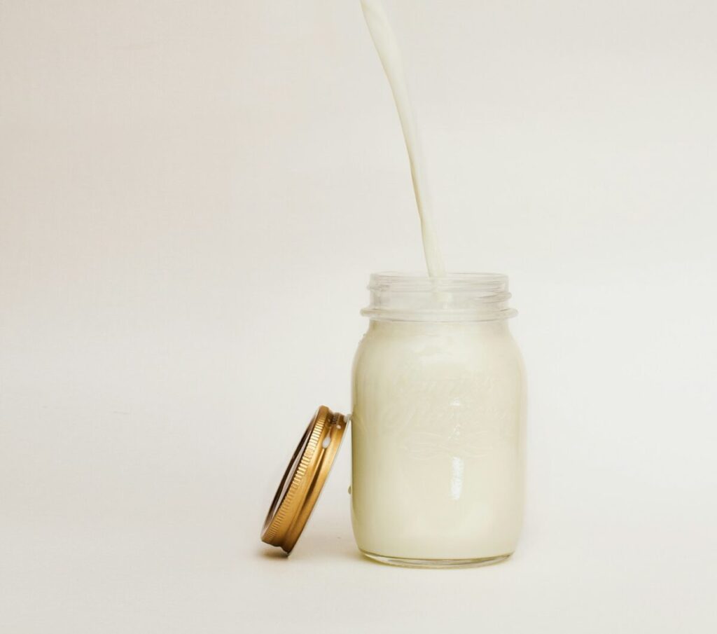 Quantité lait bébé 1 semaine : repères essentiels et conseils