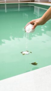 Eau de piscine verte : remède de grand-mère ⭐