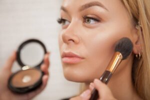 Petit budget, grand style : comment bien se maquiller sans se ruiner ?
