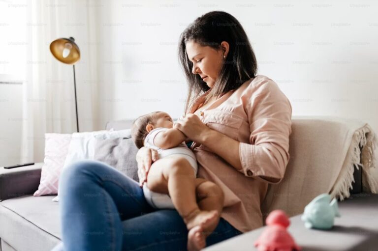 Bien-être post-partum : l’importance des accessoires de confort pour l’allaitement et le repos 1 femme-tenant-un-bebe